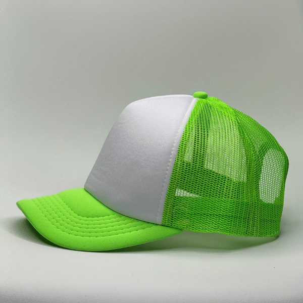 gorro trucker color verde fluorescente largo
