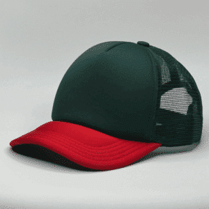 gorro trucker color verde con visera roja costado
