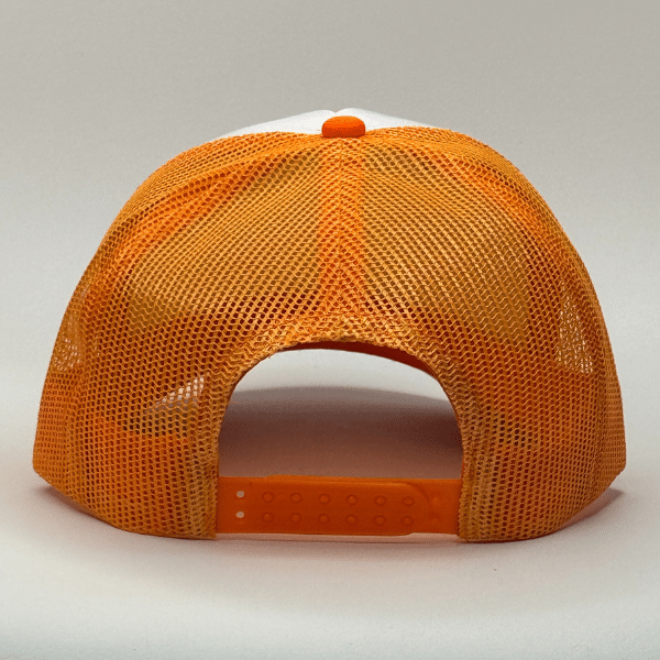 gorro trucker color naranja atras
