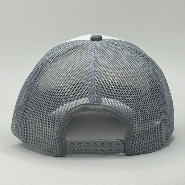gorro trucker color plomo plata atras